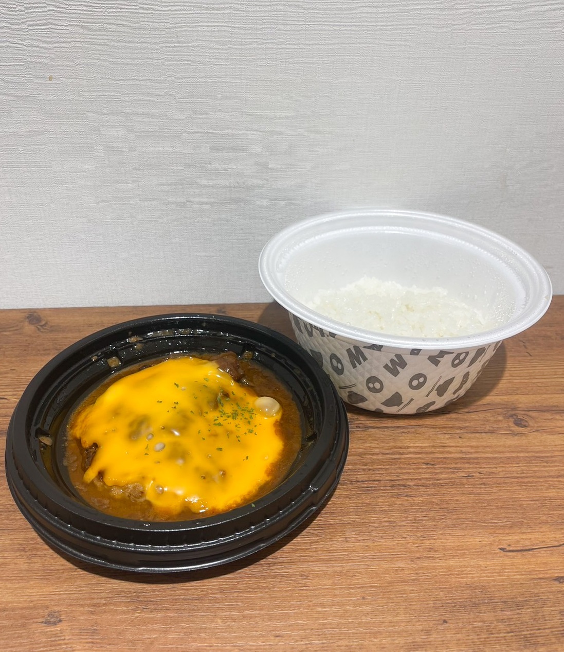 「たっぷりチーズブラウンハンバーグ弁当」550円（税込み）