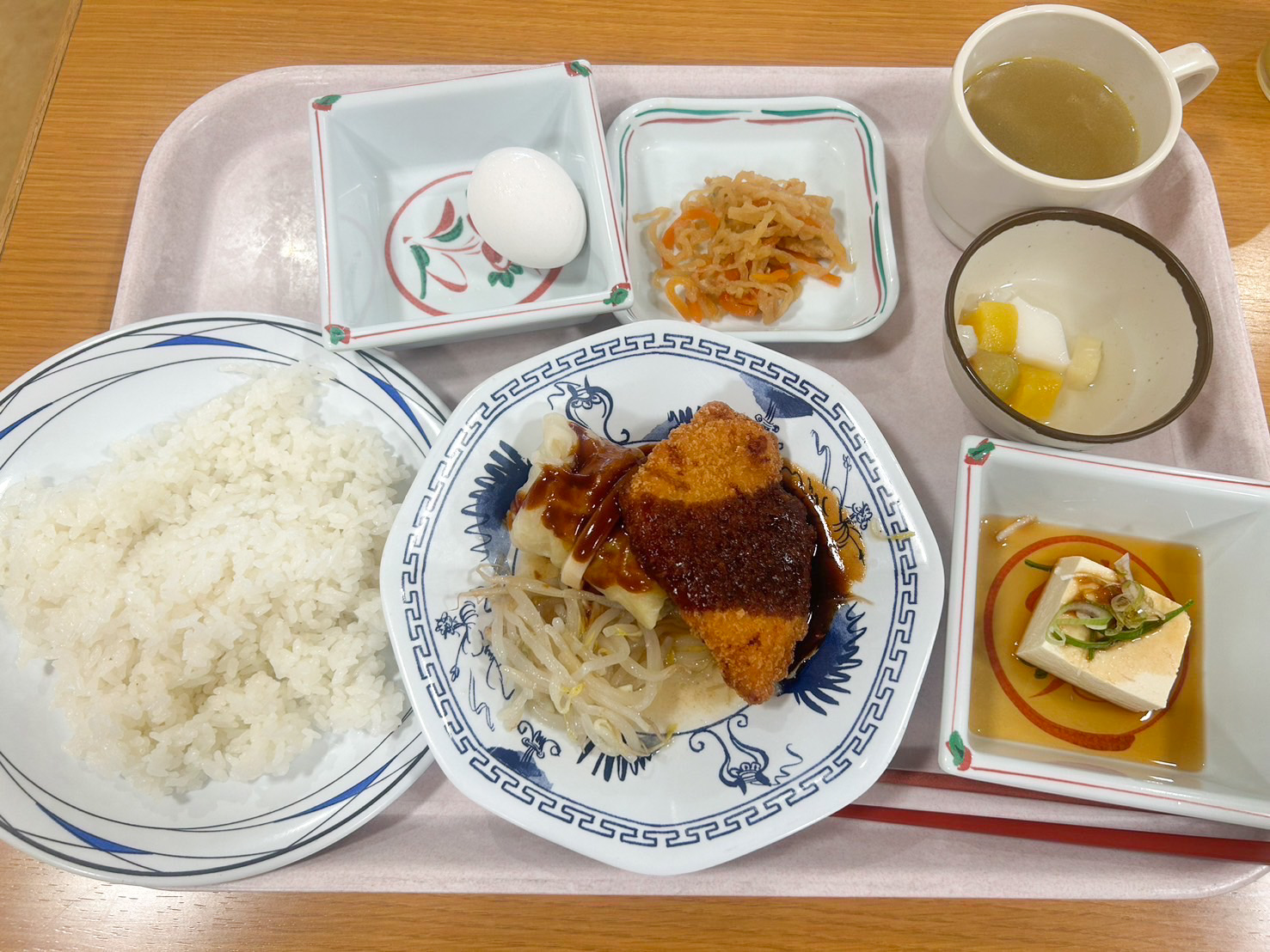 100円朝食。とんかつの横にあるのがロールキャベツ