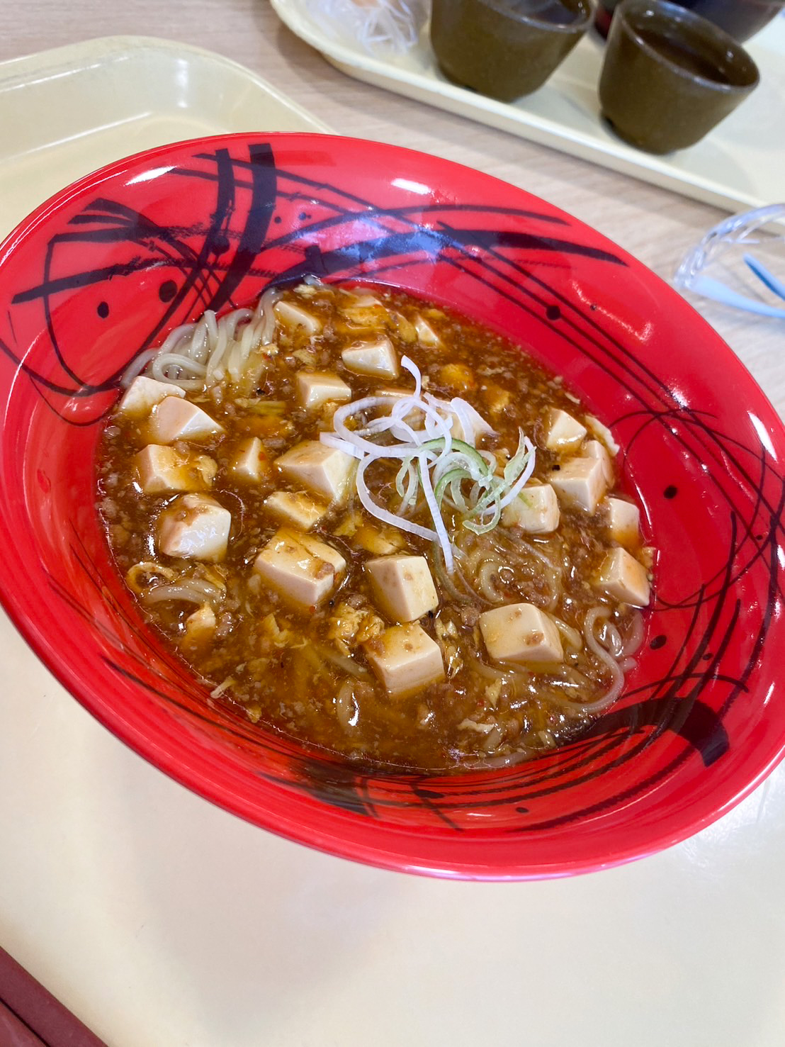 「本日の麺」500円（税込み）。食事と一緒の精算でコーヒーが半額になる特典も！