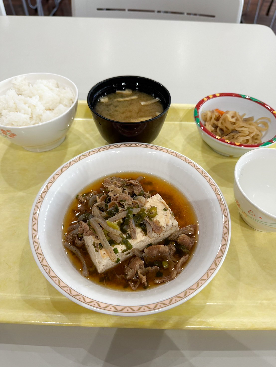 「100円de朝ごはん」。メニューはいつでもカレーに変更できる