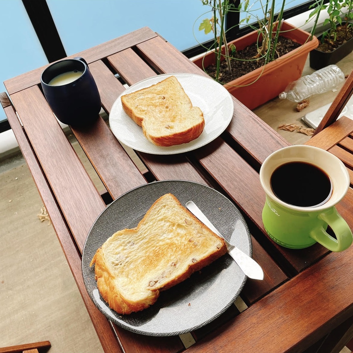 長男と夫はベランダで朝食をとるのが日課です。