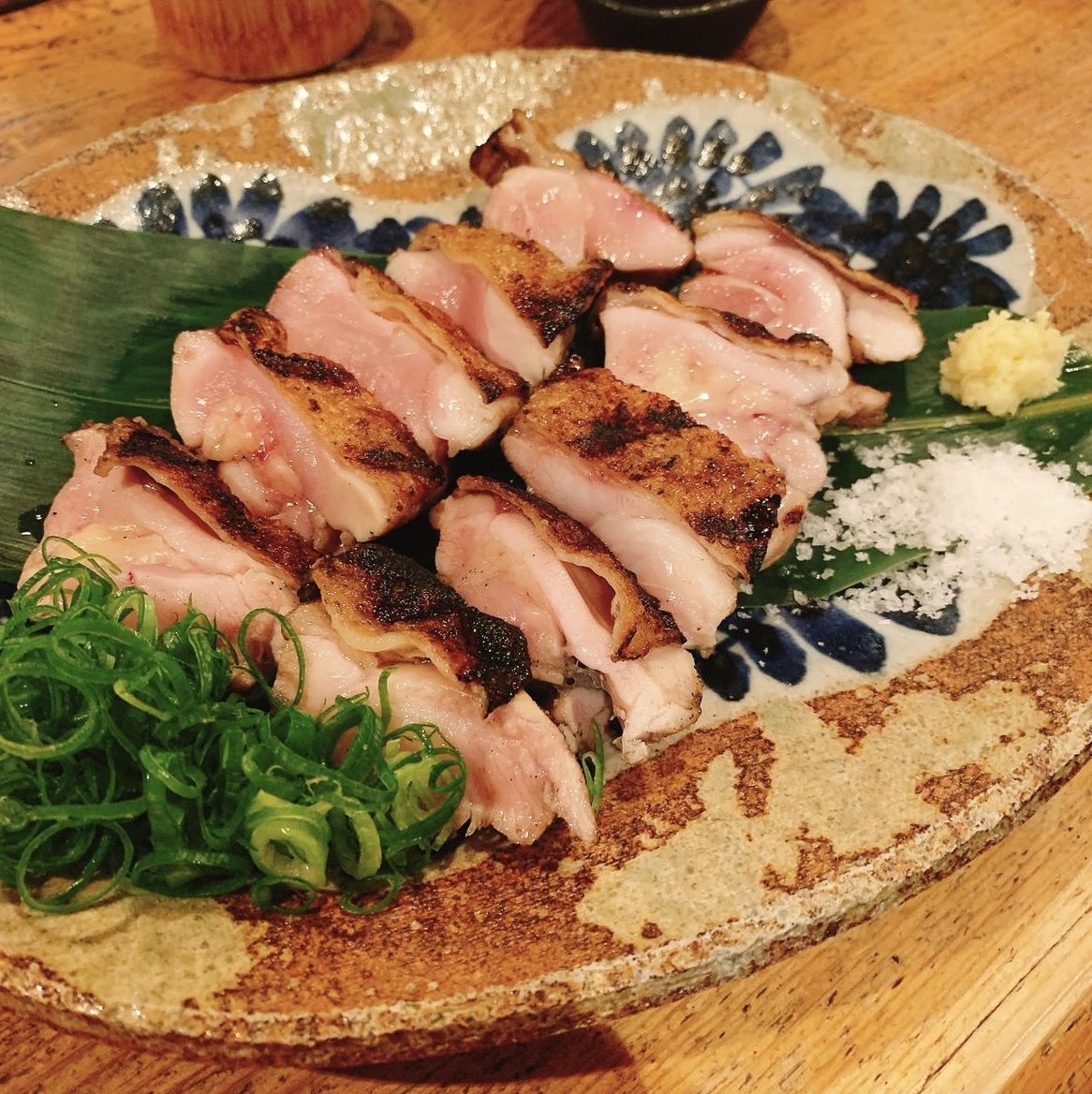 焼き鳥系が大好物。スタッフとご飯を食べに行くこともあります。